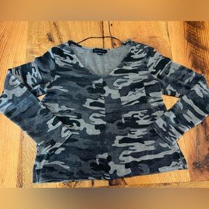 Sanctuary V Neck Comfy Cozy Gray and Black Camouflage Stretch Top, Size Small